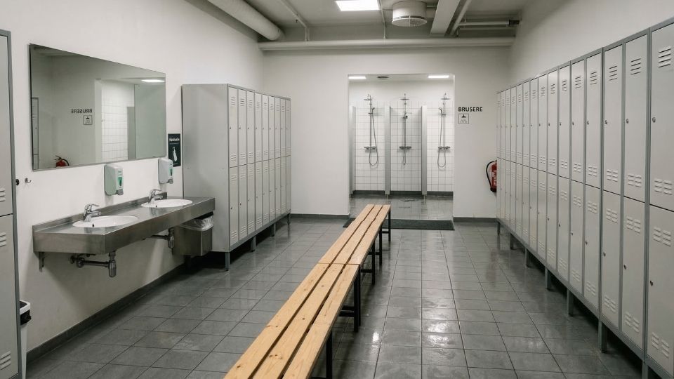 sportsrengøring omklædningsrum idrætshal